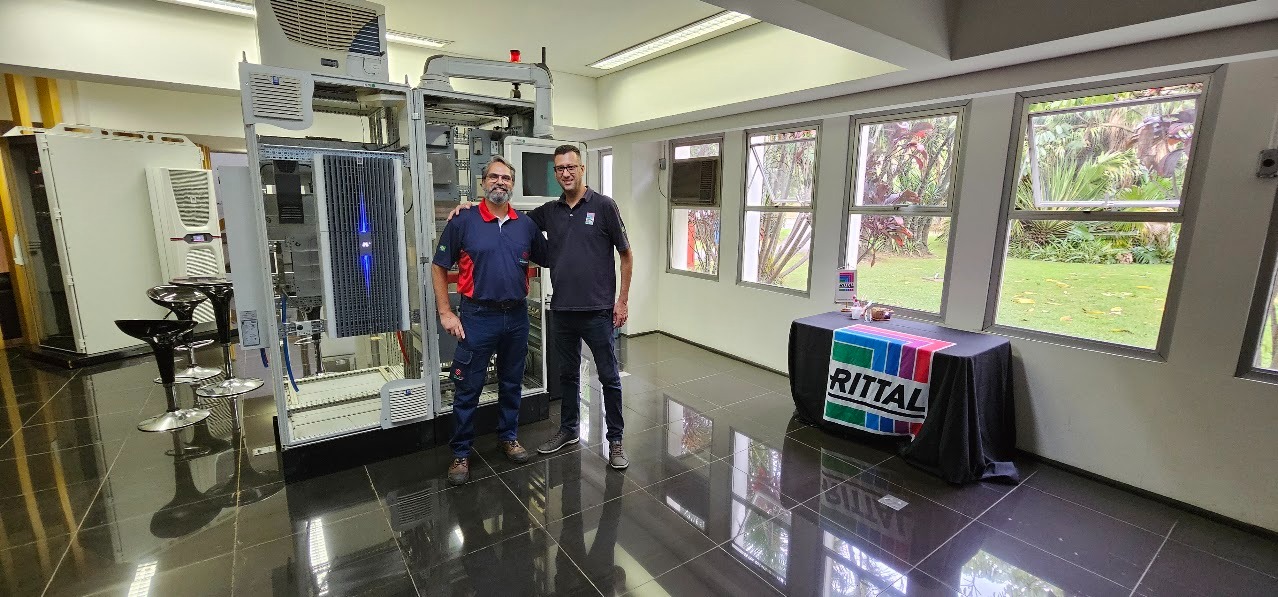 Profissionais ao lado de painéis e equipamentos técnicos