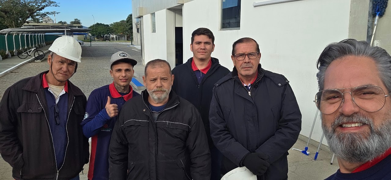 Grupo de profissionais reunidos em visita de campo